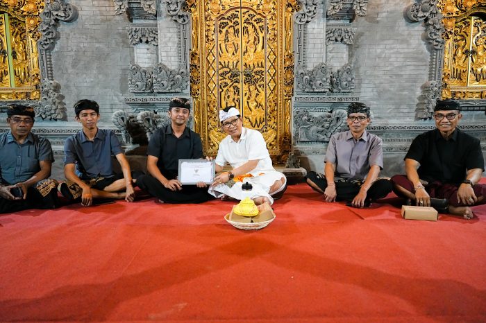 penghargaan-tertib-administrasi-kependudukan-kepada-ahli-waris-di-sading
