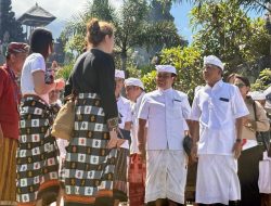 Perkuat Pembangunan Sekala-Niskala, Pemprov Bali Ngaturang Pekeling di Pura Agung Besakih