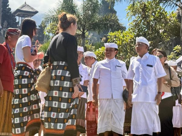 perkuat-pembangunan-sekala-niskala-pemprov-bali-ngaturang-pekeling-di-pura-agung-besakih