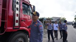 petugas-gabungan-dishub-badung-tertibkan-truk-parkir-liar-di-jalur-terminal-mengwi