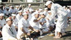 purnama-katiga-bupati-gus-par-ajak-jajaran-perkuat-harmoni-spiritual