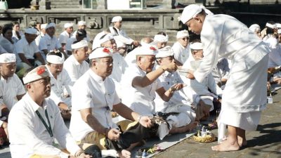 purnama-katiga-bupati-gus-par-ajak-jajaran-perkuat-harmoni-spiritual