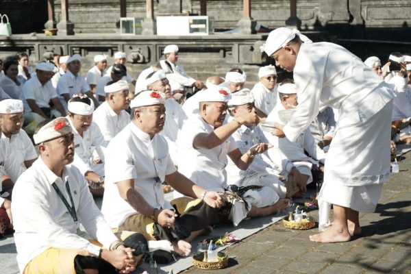 purnama-katiga-bupati-gus-par-ajak-jajaran-perkuat-harmoni-spiritual