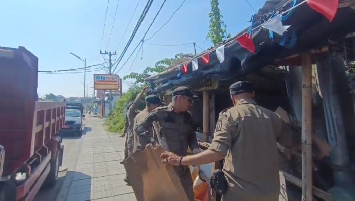 satpol-pp-badung-tertibkan-tiga-bangunan-liar-kumuh-dan-menggunakan-fasilitas-umum