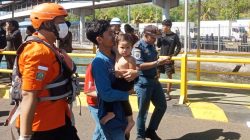 saya-sudah-pasrah-kisah-salmi-peluk-balitanya-terjun-ke-laut-dari-kmp-putri-yasmin-yang-terbakar