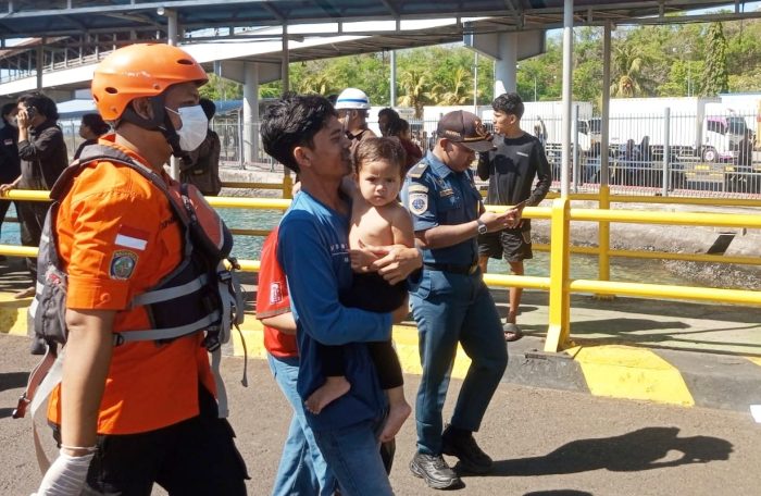 saya-sudah-pasrah-kisah-salmi-peluk-balitanya-terjun-ke-laut-dari-kmp-putri-yasmin-yang-terbakar