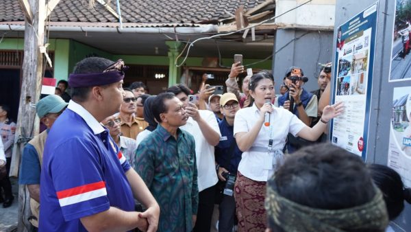 sekda-dewa-indra-dampingi-menteri-pkp-tinjau-bedah-rumah-di-tonja