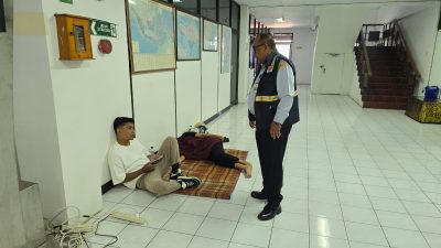 selvina-rambu-mayi-belum-ada-kabar-keluarga-bertahan-dengan-doa-di-pelabuhan-padangbai