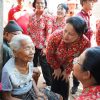 Tak Sekadar Beri Bantuan, Ketua BKOW Bali Berikan Perhatian untuk Warga Seraya Timur