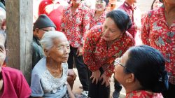 Tak Sekadar Beri Bantuan, Ketua BKOW Bali Berikan Perhatian untuk Warga Seraya Timur