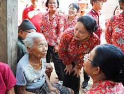 Tak Sekadar Beri Bantuan, Ketua BKOW Bali Berikan Perhatian untuk Warga Seraya Timur