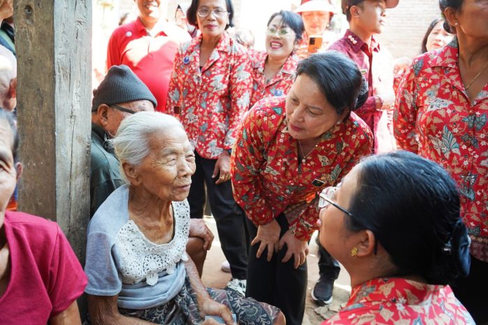 tak-sekadar-beri-bantuan-ketua-bkow-bali-berikan-perhatian-untuk-warga-seraya-timur