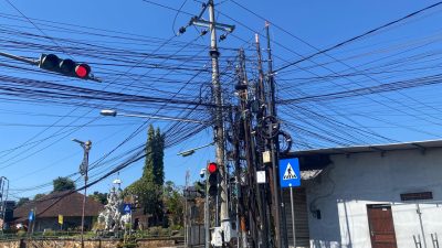 Tiang dan Kabel ISP Semrawut, Diskominfo Karangasem Siapkan Penataan