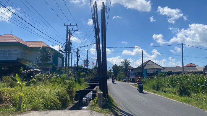 tiang-provider-semrawut-di-karangasem-warga-minta-pemerintah-jangan-saling-lempar-kewenangan