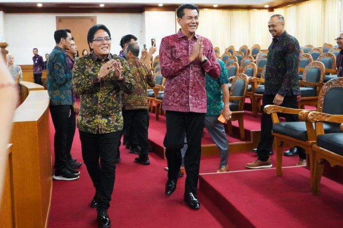 wagub-bali-giri-prasta-bacakan-pendapat-akhir-gubernur-raperda-pertanggungjawaban-apbd-2025-disetujui-bersama