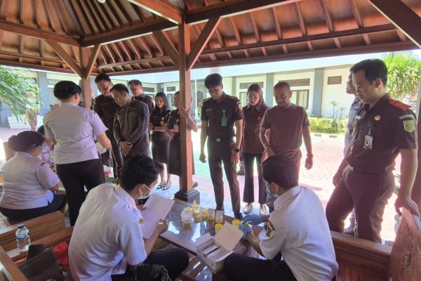 81-tahun-kejaksaan-kajari-karangasem-pastikan-jajarannya-bersih-narkoba