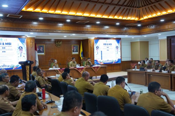 buka-rakor-pembangunan-desa-bupati-adi-arnawa-dorong-masyarakat-desa-jadi-pelaku-utama-pertumbuhan-pariwisata