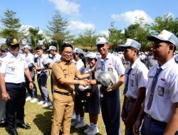 Edukasi Keselamatan Lalu Lintas ke Pelajar, Bupati Adi Arnawa Bagi-Bagi Helm di SMAN 2 Abiansemal