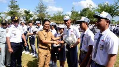 edukasi-keselamatan-lalu-lintas-ke-pelajar-bupati-adi-arnawa-bagi-bagi-helm-di-sman-2-abiansemal