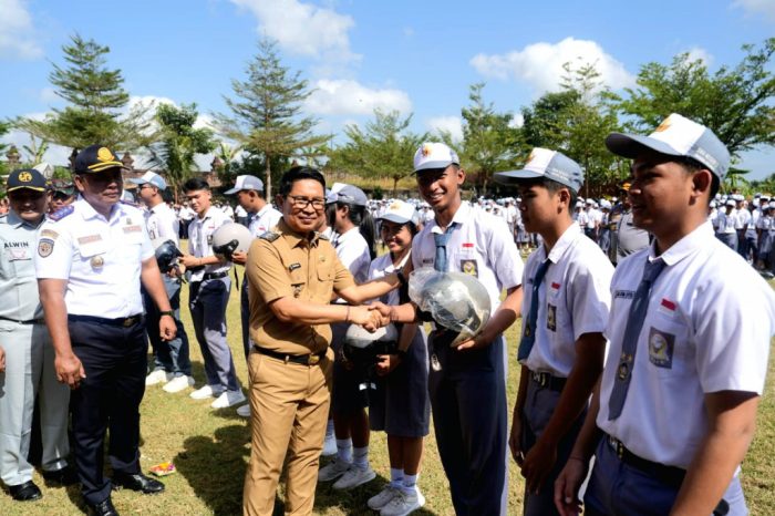 edukasi-keselamatan-lalu-lintas-ke-pelajar-bupati-adi-arnawa-bagi-bagi-helm-di-sman-2-abiansemal