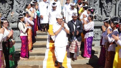 gubernur-bali-wayan-koster-beri-batas-waktu-hingga-april-2027-untuk-penggunaan-aksara-bali