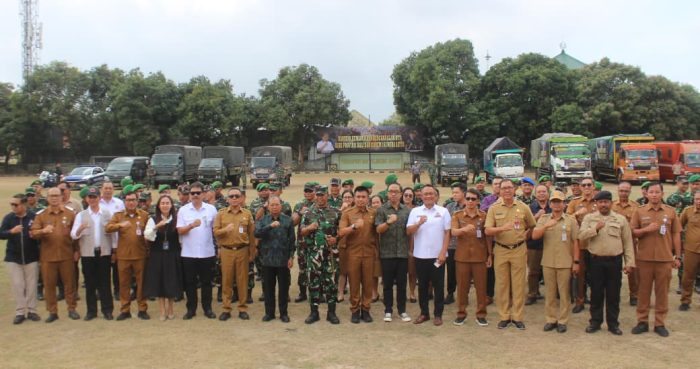gubernur-koster-lepas-sembilan-truk-bantuan-logistik-untuk-korban-bencana-ntt