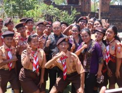 Gubernur Koster Traktir Siswa SMPN 13 Denpasar Nasi Jinggo, Pesan: Jadilah Pemimpin Bali Masa Depan