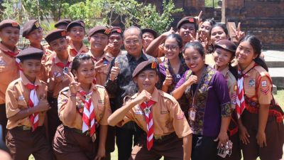 gubernur-koster-traktir-siswa-smpn-13-denpasar-nasi-jinggo-pesan-jadilah-pemimpin-bali-masa-depan