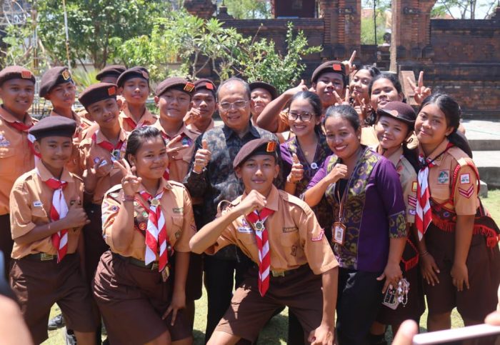 gubernur-koster-traktir-siswa-smpn-13-denpasar-nasi-jinggo-pesan-jadilah-pemimpin-bali-masa-depan