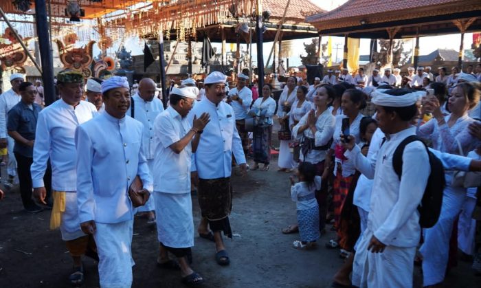 gubernur-wayan-koster-hadiri-puncak-karya-panca-wali-krama-ulun-danu-batur-rawat-kesucian-alam-bali