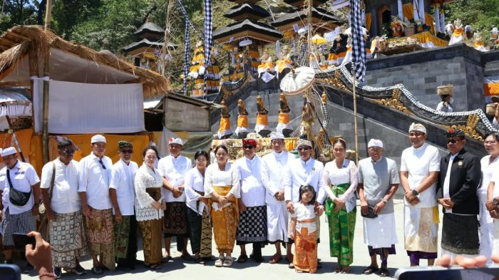 hadiri-pemelaspasan-pura-lempuyang-madya-wagub-giri-prasta-ajak-umat-perkuat-semangat-menyama-braya-dan-lestarikan-tradisi-bali