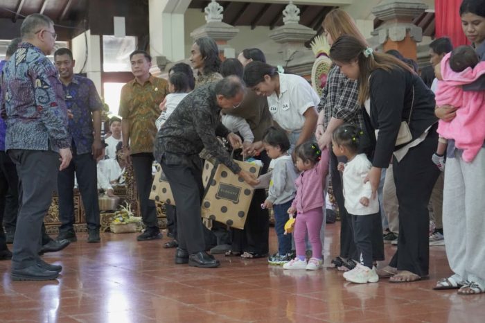 hadiri-penyerahan-dokumen-kependudukan-bagi-anak-telantar-di-provinsi-bali-gubernur-koster-kegiatan-yang-mulia