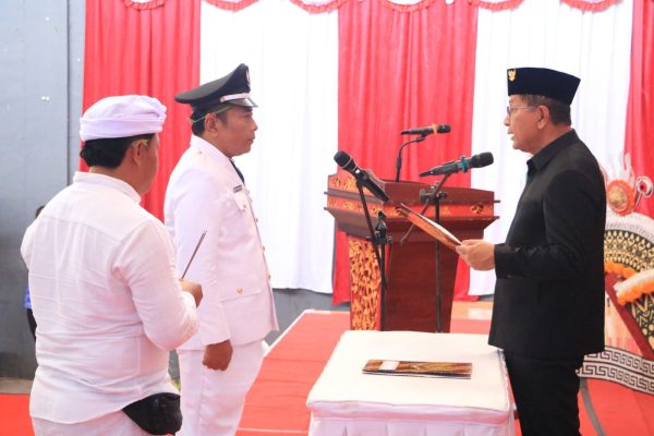 lantik-paw-perbekel-pengastulan-bupati-sutjidra-jadilah-pemimpin-yang-adil-dan-siap-ngayah
