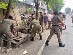 Pemkab Badung Tertibkan Enam Warung Kumuh di Jalan Gatot Subroto Barat