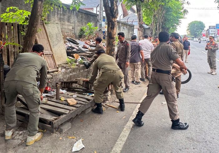 pemkab-badung-tertibkan-enam-warung-kumuh-di-jalan-gatot-subroto-barat