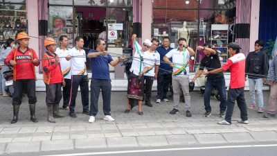 pupr-badung-bersihkan-kabel-utilitas-di-ruas-simpang-mengwi-simpang-abiansemal