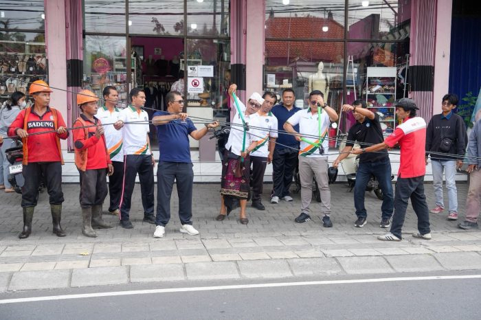 pupr-badung-bersihkan-kabel-utilitas-di-ruas-simpang-mengwi-simpang-abiansemal