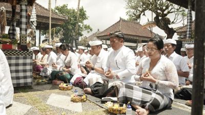 wabup-guru-pandu-hadiri-balik-sumpah-warnai-pujawali-pura-hyang-haluh-prajapati-besakih