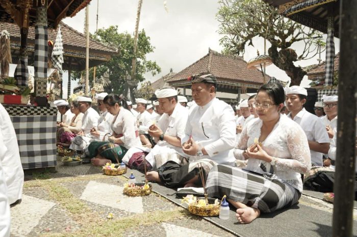 wabup-guru-pandu-hadiri-balik-sumpah-warnai-pujawali-pura-hyang-haluh-prajapati-besakih