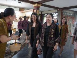 Wastra Karangasem Unjuk Pesona di Dekranasda Bali Fashion Day