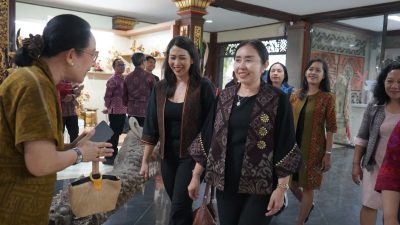 Wastra Karangasem Unjuk Pesona di Dekranasda Bali Fashion Day