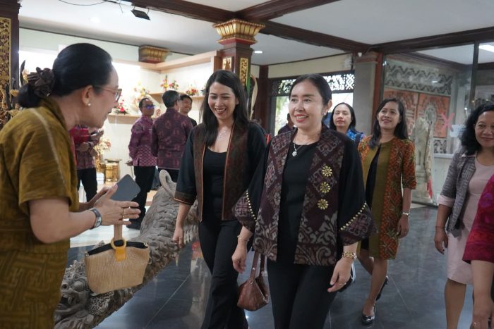 wastra-karangasem-unjuk-pesona-di-dekranasda-bali-fashion-day