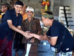 Ringankan Beban Warga, Bupati Satria Serahkan Bantuan Ngaben Massal di Lima Desa Adat Klungkung