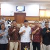 Buka OKK PWI, Bupati Sutjidra Minta Wartawan Buleleng Terus Tingkatkan Kompetensi di Era Digital