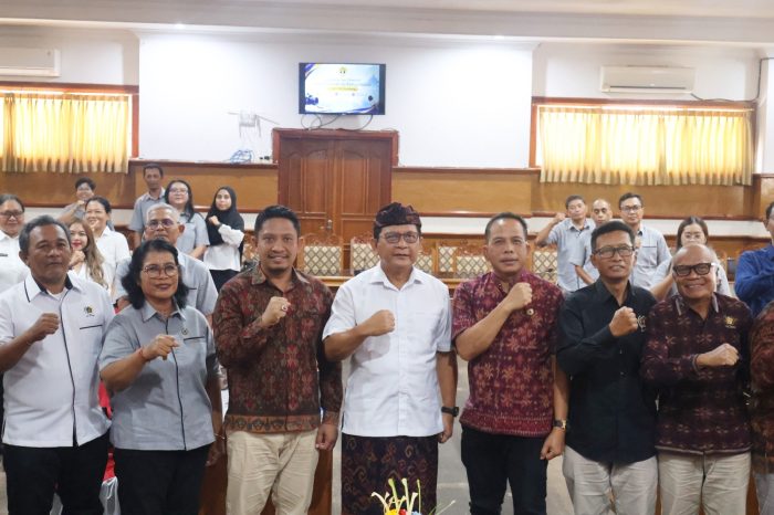 buka-okk-pwi-bupati-sutjidra-minta-wartawan-buleleng-terus-tingkatkan-kompetensi-di-era-digital