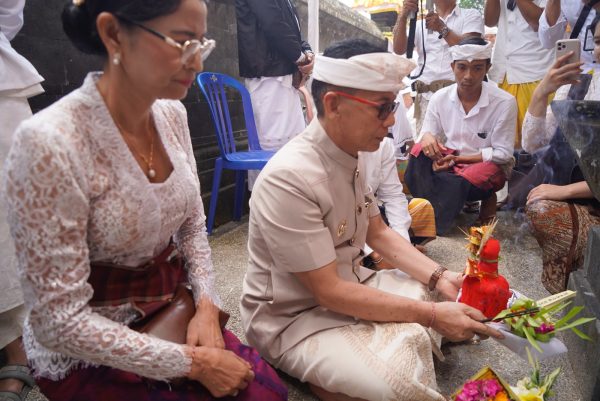 bupati-satria-hadiri-taur-balik-sumpah-agung-di-pura-puncak-mundi-nusa-penida