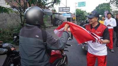 bupati-satria-pimpin-pembagian-bendera-merah-putih-ajak-masyarakat-kobarkan-semangat-nasionalisme