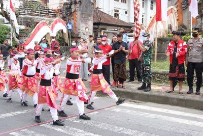 bupati-sedana-arta-lepas-lomba-gerak-jalan-sd-se-kecamatan-bangli-semarakkan-hut-ri-ke-81