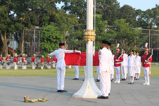 bupati-sedana-arta-pimpin-apel-penurunan-bendera-hut-ke-81-ri-di-alun-alun-bangli