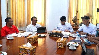 genjot-infrastruktur-pariwisata-bupati-satria-dorong-percepatan-proyek-lampu-jalan-dan-preservasi-jalan-nusa-penida